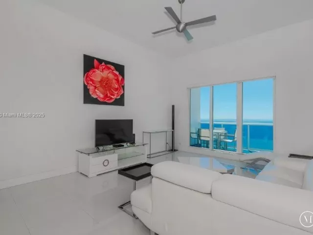 1-bedroom condo for rent in Miami Beach - 2301 Collins Ave 1624 - MondialRealty