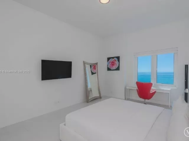 1-bedroom condo for rent in Miami Beach - 2301 Collins Ave 1624 - MondialRealty