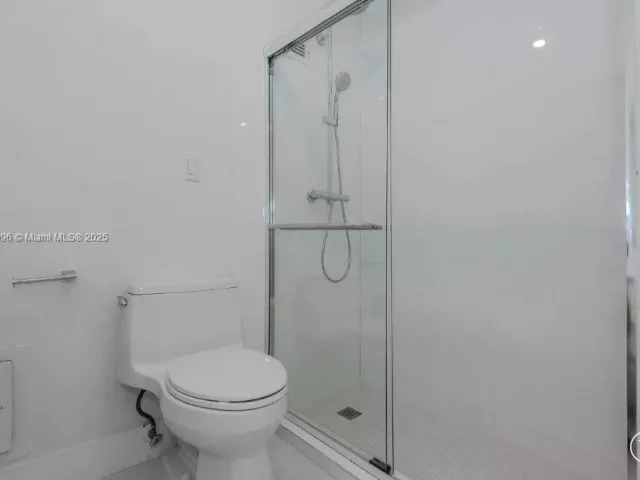 1-bedroom condo for rent in Miami Beach - 2301 Collins Ave 1624 - MondialRealty