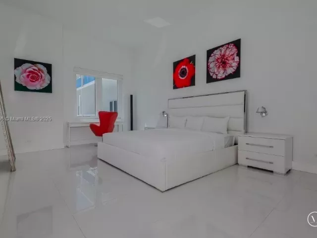 1-bedroom condo for rent in Miami Beach - 2301 Collins Ave 1624 - MondialRealty