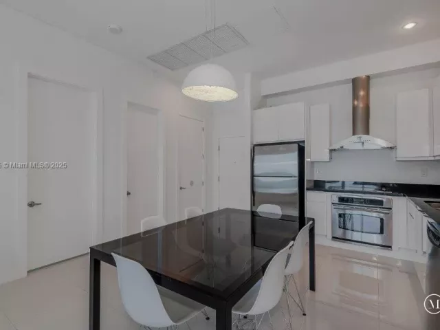 1-bedroom condo for rent in Miami Beach - 2301 Collins Ave 1624 - MondialRealty