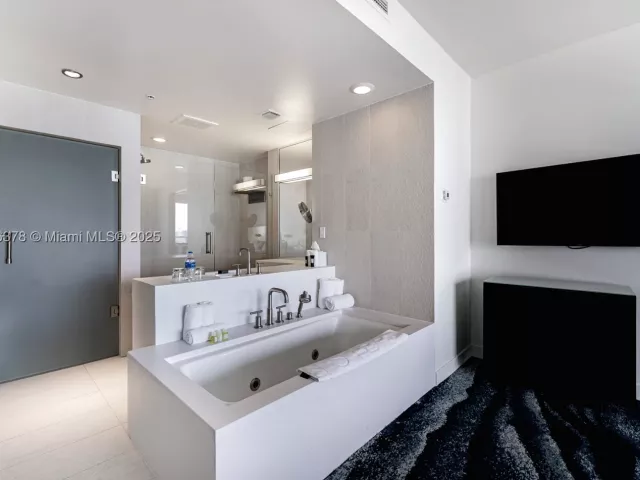 2-bedroom condo for sale in Fort Lauderdale - 3101 Bayshore Dr 1504 - MondialRealty
