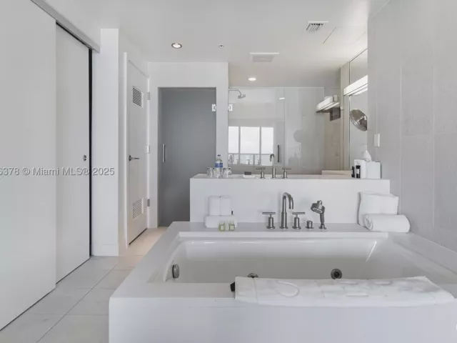 2-bedroom condo for sale in Fort Lauderdale - 3101 Bayshore Dr 1504 - MondialRealty
