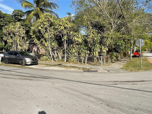 Home for sale at 17301 NE 4th Ave - photo 5857911