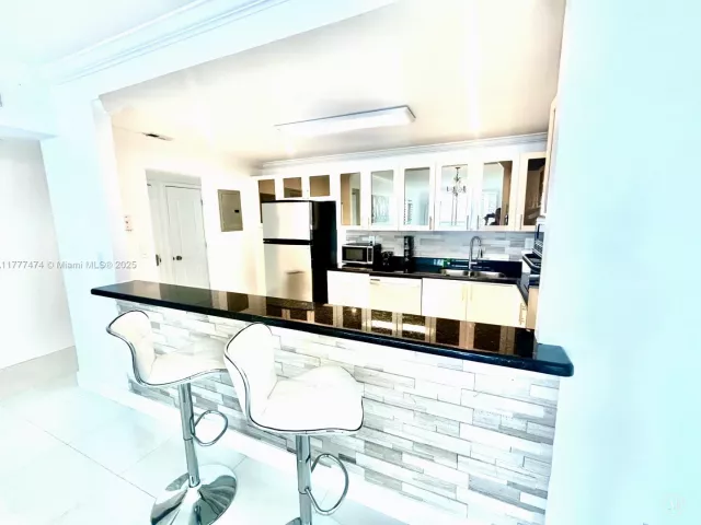 Apartment for sale  Unit #1015 - photo 5926403