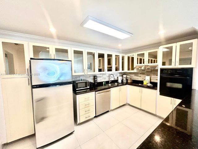 Apartment for sale  Unit #1015 - photo 5926404