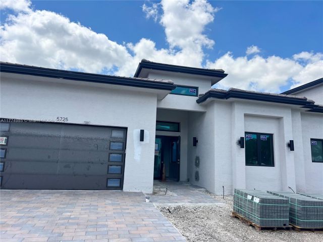 Home for sale at 5725 W Ashwood - photo 5876234