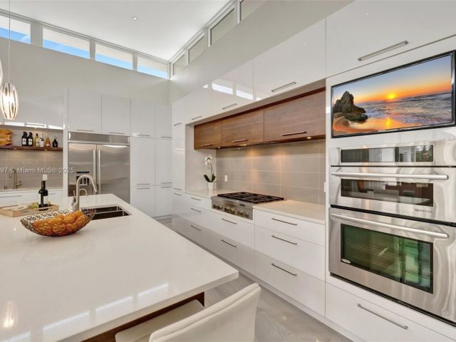 Home for sale at 907 Diplomat Pkwy - photo 5873610