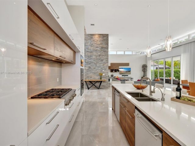 Home for sale at 907 Diplomat Pkwy - photo 5873611