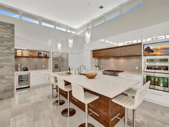 Home for sale at 907 Diplomat Pkwy - photo 5873614