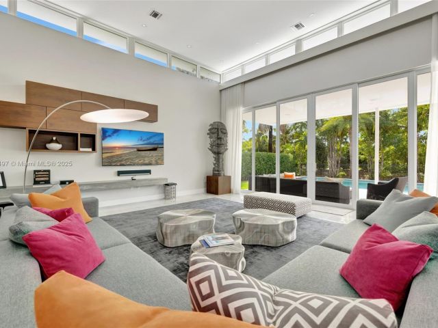 Home for sale at 907 Diplomat Pkwy - photo 5873623