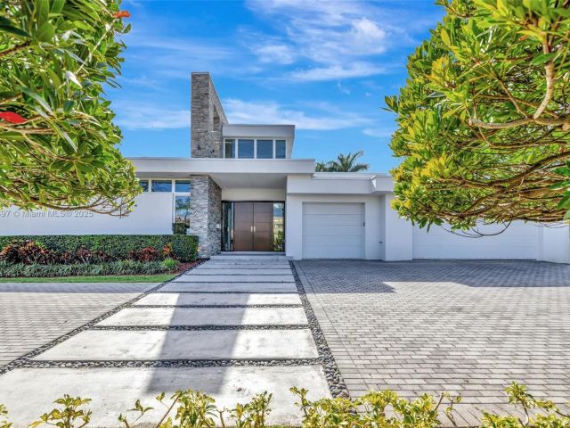 Home for sale at 907 Diplomat Pkwy - photo 5873627