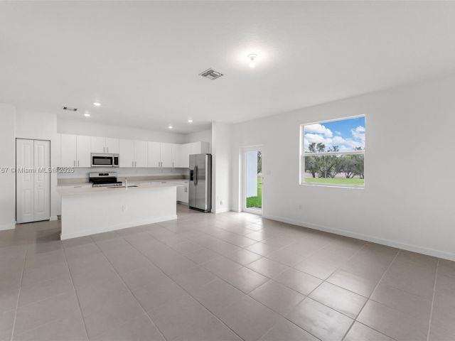 Home for rent at 2700 SE 23 Ave - photo 6200697