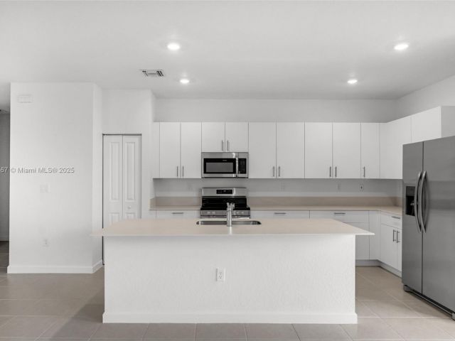 Home for rent at 2700 SE 23 Ave - photo 6200700