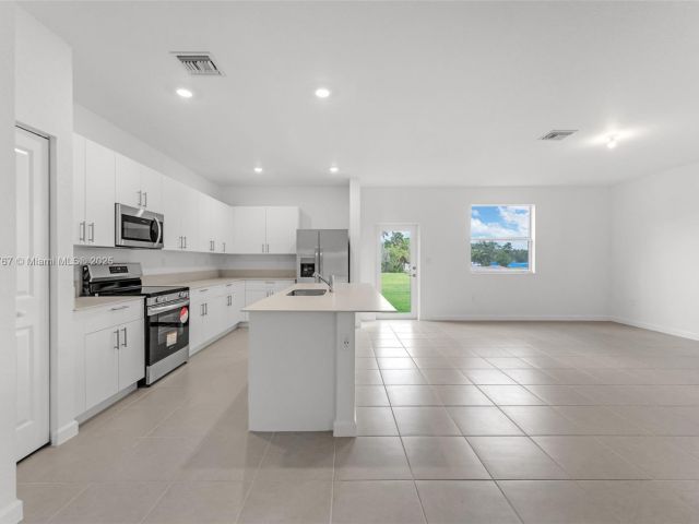 Home for rent at 2700 SE 23 Ave - photo 6200703