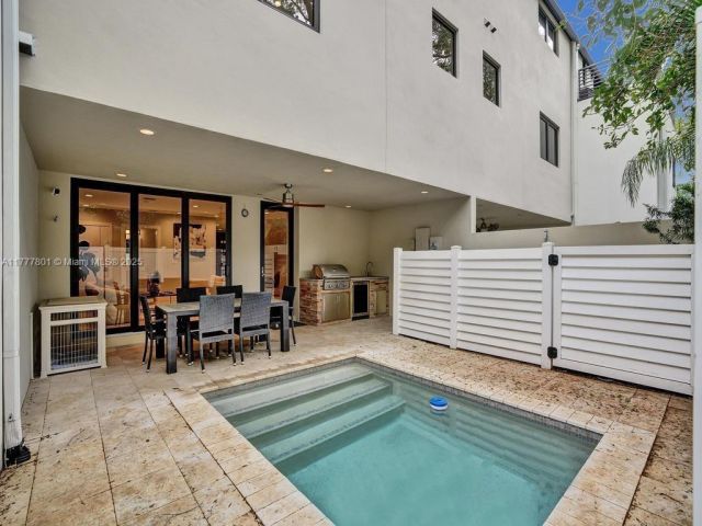 Home for sale at 207 NE 13th Ave 207 - photo 5939482