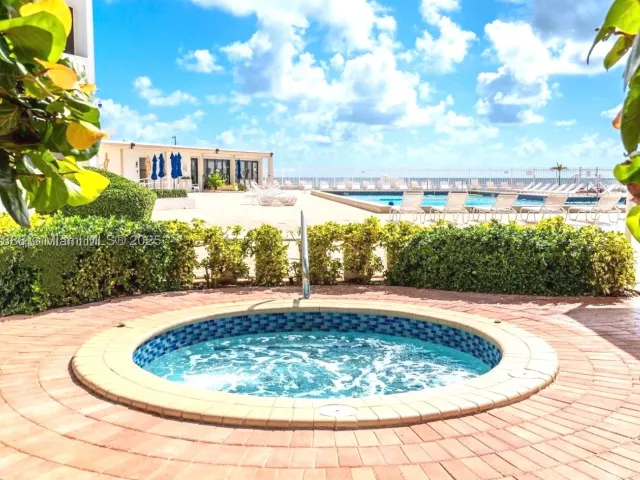 1-bedroom condo for rent in Hollywood - 3505 S Ocean Dr 1011 - MondialRealty