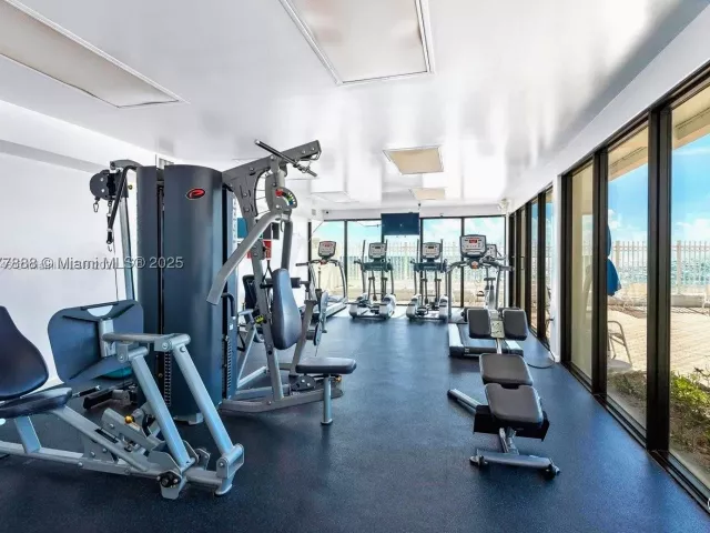 1-bedroom condo for rent in Hollywood - 3505 S Ocean Dr 1011 - MondialRealty