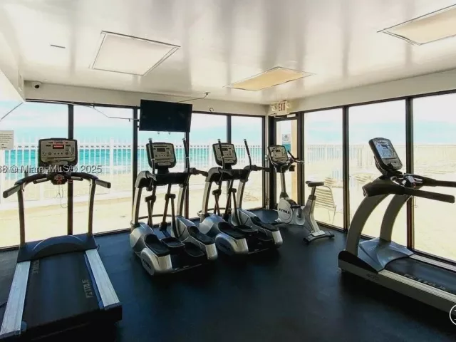 1-bedroom condo for rent in Hollywood - 3505 S Ocean Dr 1011 - MondialRealty