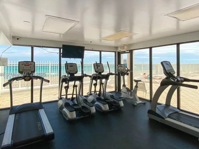 1-bedroom condo for rent in Hollywood - 3505 S Ocean Dr 1011 - MondialRealty