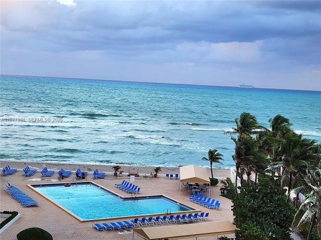 1-bedroom condo for rent in Hollywood - 3505 S Ocean Dr 1011 - MondialRealty