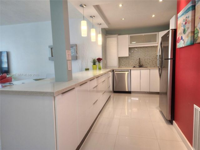 1-bedroom condo for rent in Hollywood - 3505 S Ocean Dr 1011 - MondialRealty