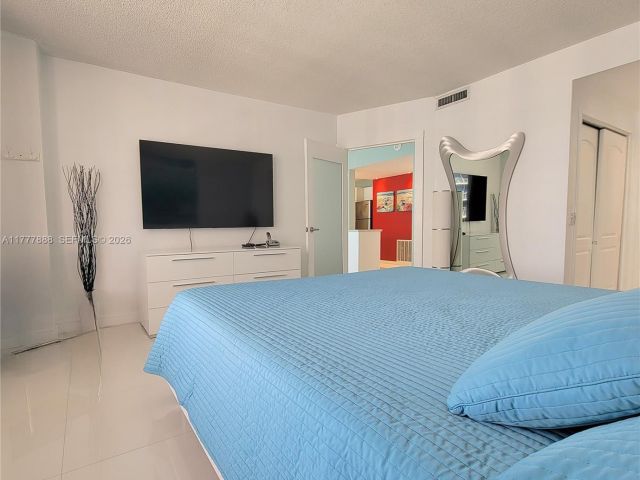1-bedroom condo for rent in Hollywood - 3505 S Ocean Dr 1011 - MondialRealty