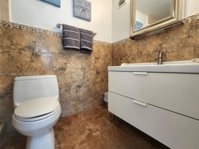 1-bedroom condo for rent in Hollywood - 3505 S Ocean Dr 1011 - MondialRealty