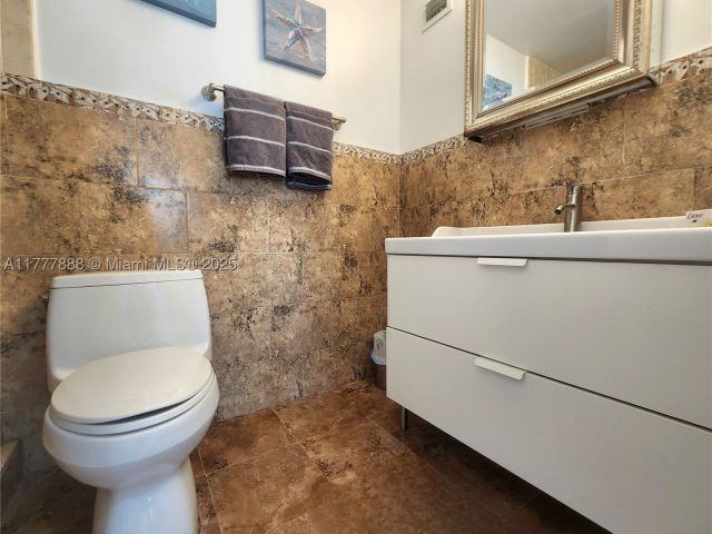 1-bedroom condo for rent in Hollywood - 3505 S Ocean Dr 1011 - MondialRealty