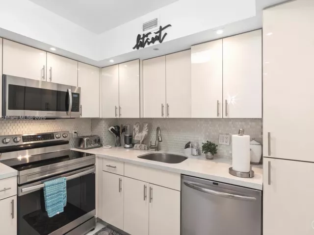 2-bedroom condo for sale in Hallandale Beach - 1950 S Ocean Dr 12H - MondialRealty