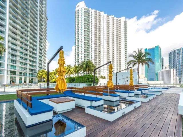 2-bedroom condo for sale in Miami - 92 SW 3rd St 4104 - MondialRealty