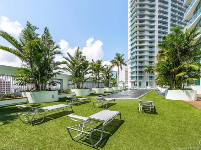 2-bedroom condo for sale in Miami - 92 SW 3rd St 4104 - MondialRealty