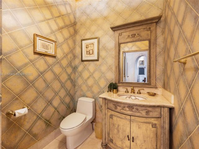 Home for sale at 3707 NE 214th St 14 - photo 5903948