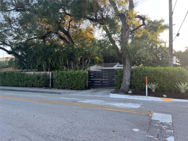 Home for rent at 701 SW 9th Ave - photo 5939816