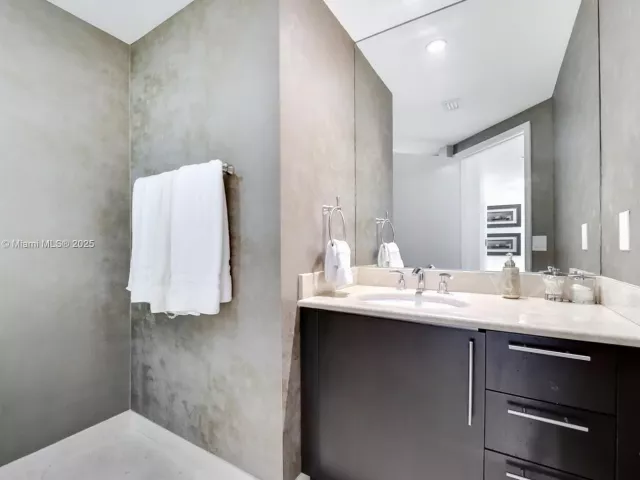 3-bedroom condo for sale in Miami - 1331 Brickell Bay Dr 2605 - MondialRealty