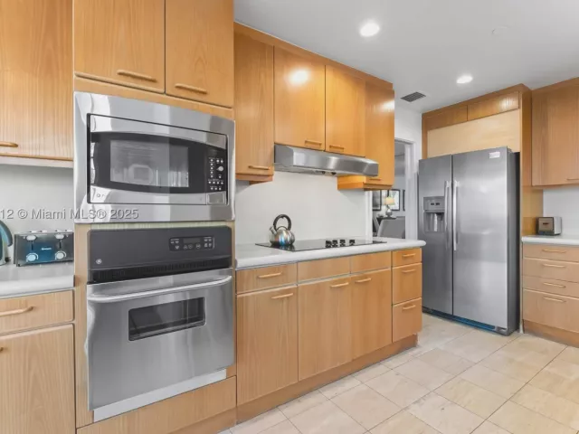 3-bedroom condo for rent in Miami Beach - 19112 Fisher Island Dr 19112 - MondialRealty