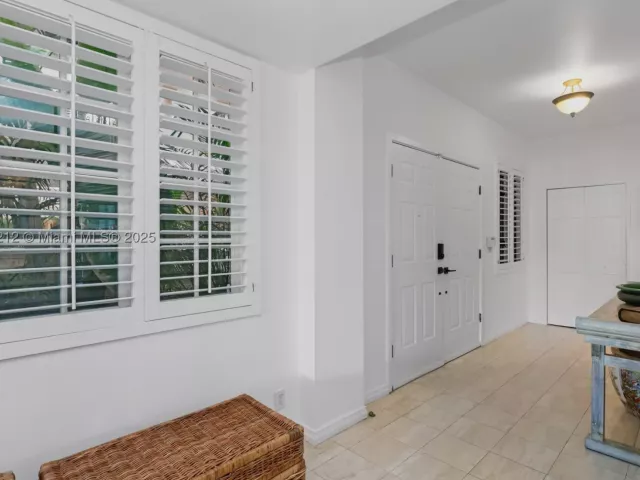 3-bedroom condo for rent in Miami Beach - 19112 Fisher Island Dr 19112 - MondialRealty