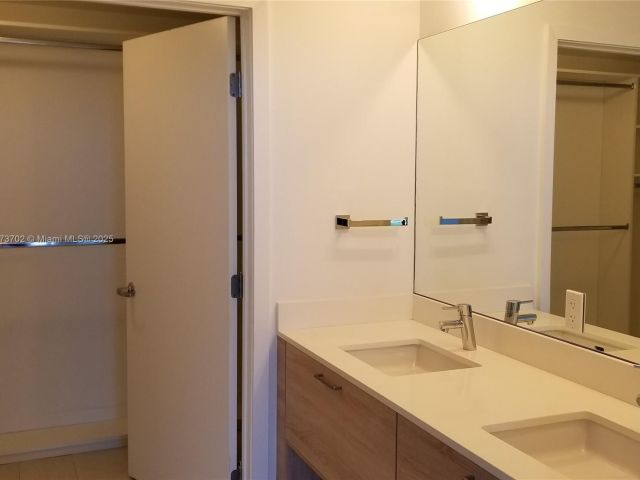 Apartment for sale  Unit #1019 - photo 5907407