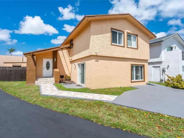 Home for sale at 1007 NW 106th Ave Cir - photo 6102642