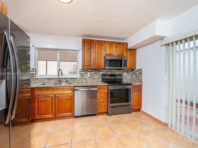 Home for sale at 1007 NW 106th Ave Cir - photo 6102649