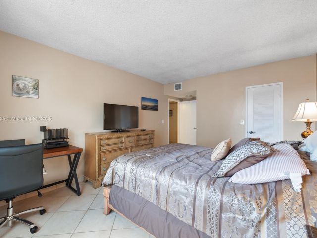 Apartment for rent  Unit #1124 - photo 5920376