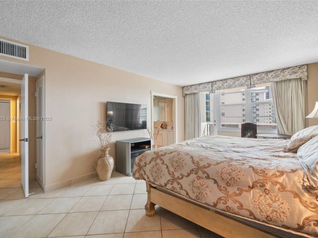 Apartment for rent  Unit #1124 - photo 7437189