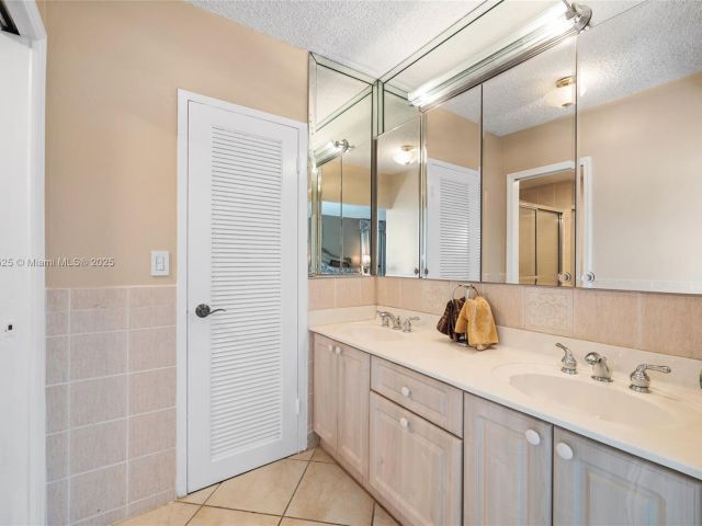 Apartment for rent  Unit #1124 - photo 7437190