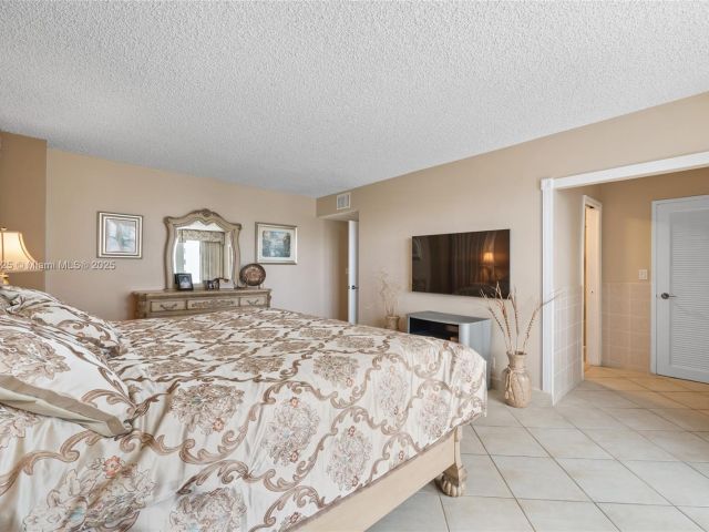 Apartment for rent  Unit #1124 - photo 7437192