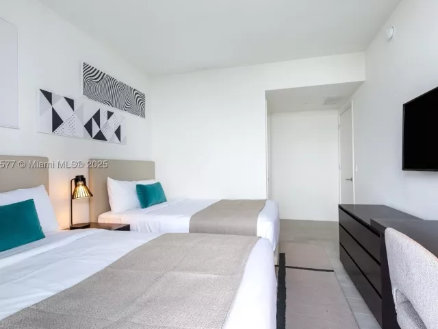 3-bedroom condo for rent in Hollywood - 4010 S Ocean Dr R2204 - MondialRealty