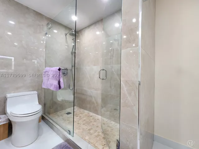 2-bedroom condo for rent in Hollywood - 3505 S Ocean Dr 1214 - MondialRealty