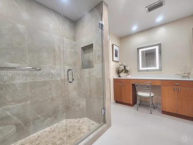 2-bedroom condo for rent in Hollywood - 3505 S Ocean Dr 1214 - MondialRealty