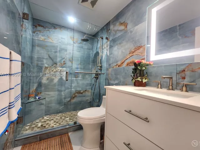 2-bedroom condo for rent in Hollywood - 3505 S Ocean Dr 1214 - MondialRealty