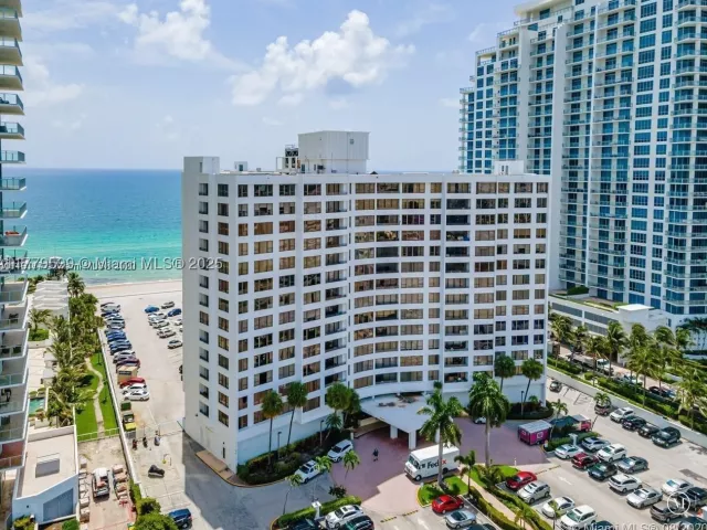 2-bedroom condo for rent in Hollywood - 3505 S Ocean Dr 1214 - MondialRealty
