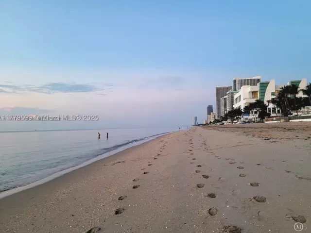 2-bedroom condo for rent in Hollywood - 3505 S Ocean Dr 1214 - MondialRealty